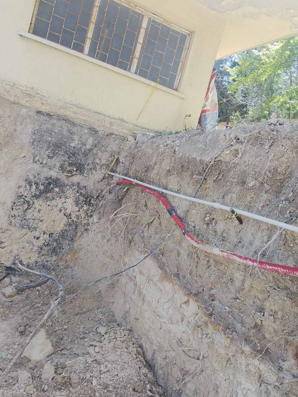 Полагане на нов водопровод в изкоп — Варна